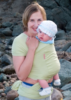 Kangaroo Mother Care – sau de ce bebelusii trebuie tinuti in brate