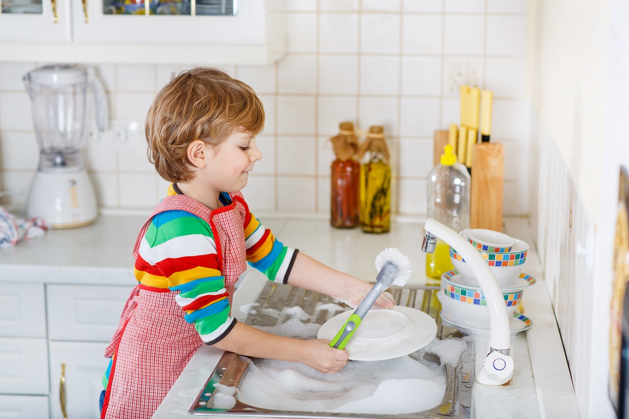 Выполнить работу по дому. Самостоятельность ребенка. Помогать маме по дому. Для мытья детской посуды. Дети помогают родителям.