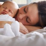 Co-sleeping: Avantajele dormitului cu bebelusul